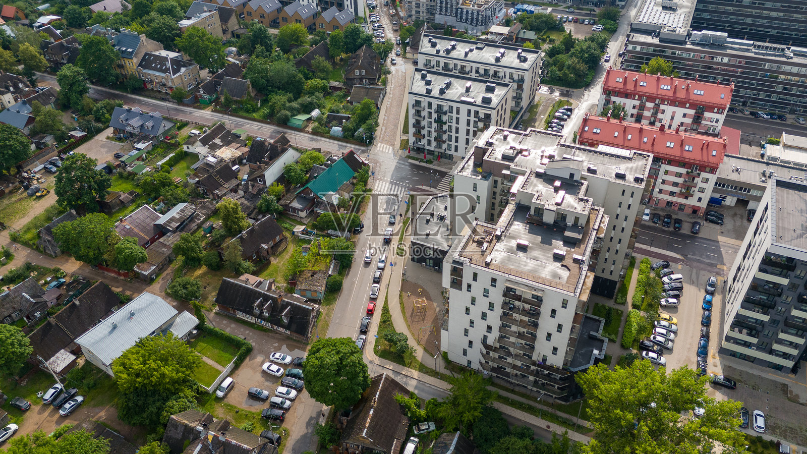 混合住宅建筑的城市鸟瞰图照片摄影图片