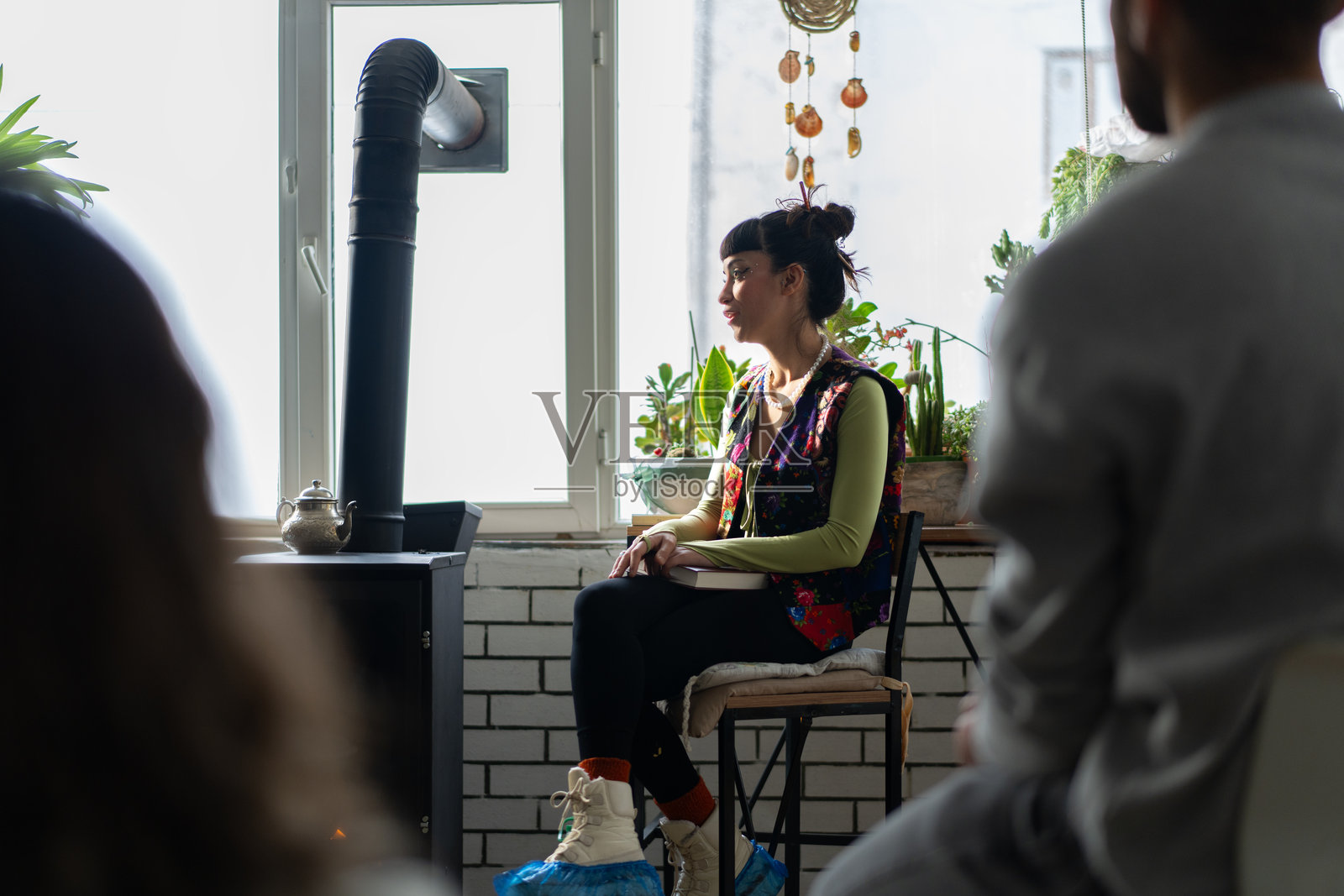 女性在舒适的房间里参加轻松的会议。照片摄影图片