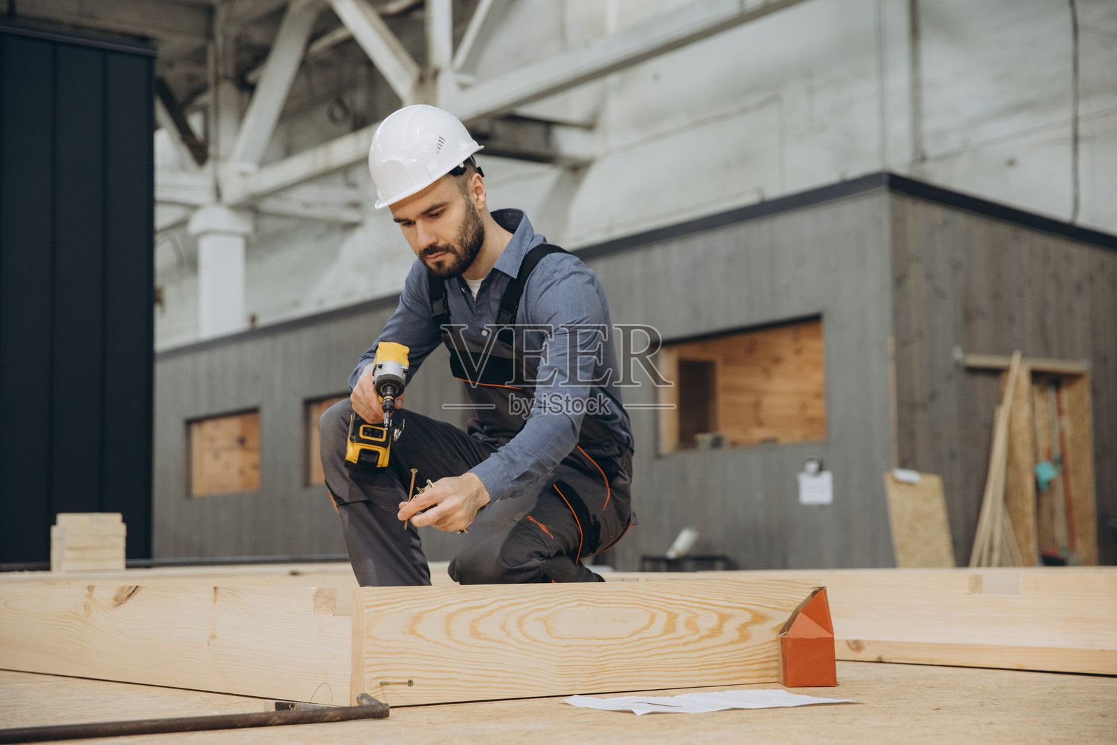 建筑工人在工厂中搭建模块化房屋的木框架照片摄影图片