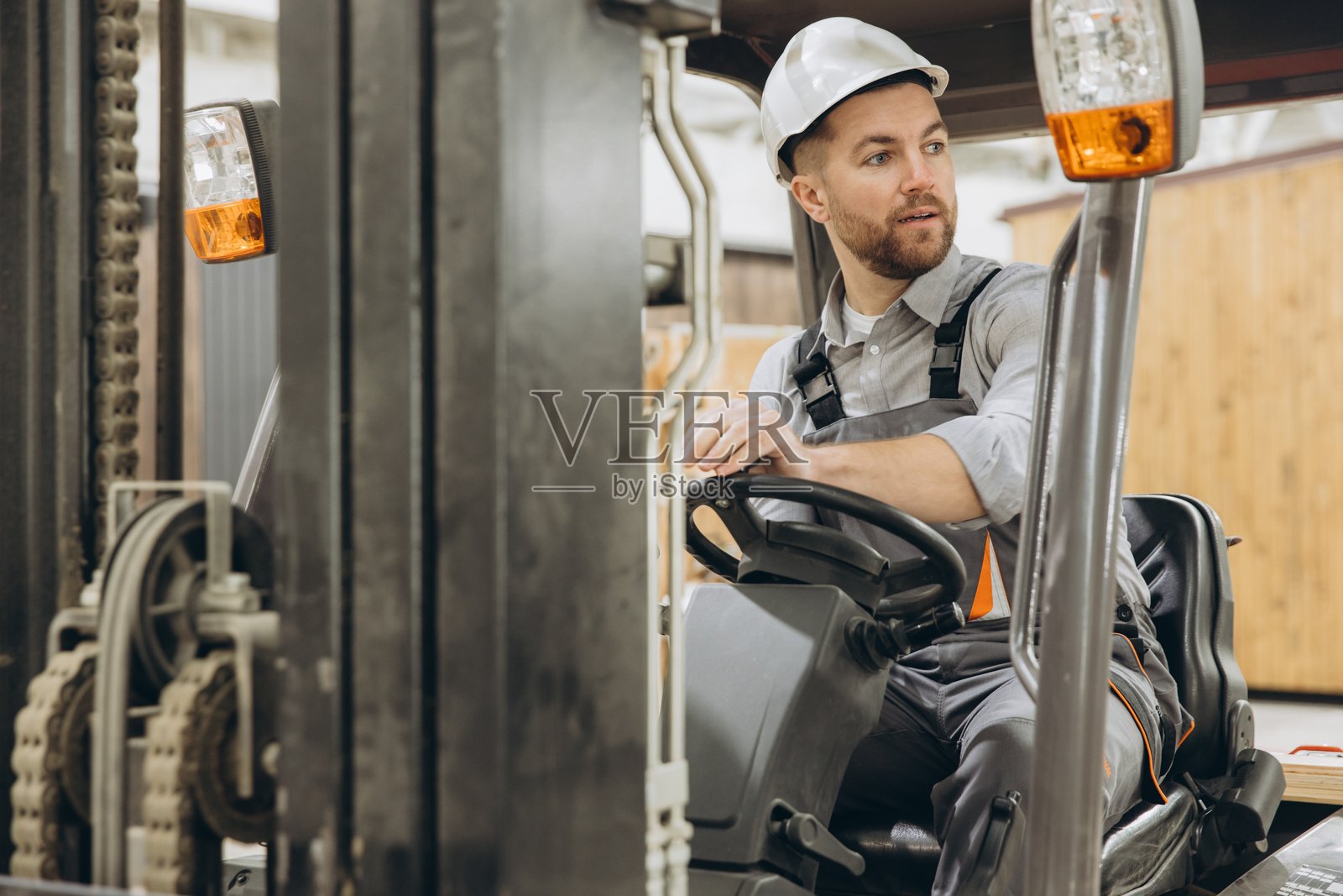 仓库工人在模块化建筑行业驾驶叉车照片摄影图片