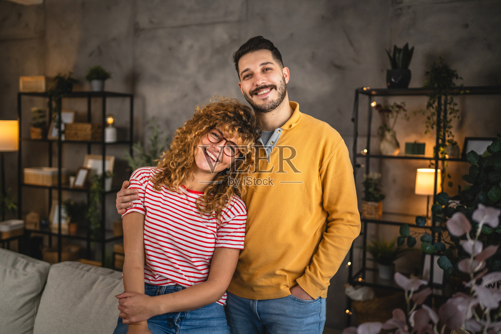 情侣在家中相拥而爱的肖像照片摄影图片