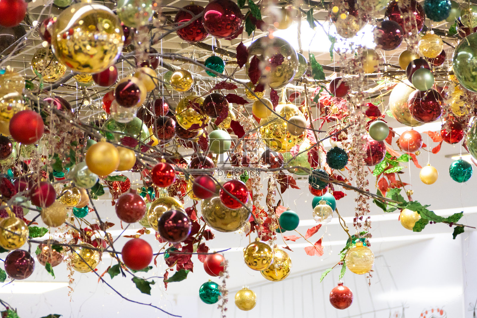 圣诞装饰特写。圣诞市场上的玻璃玩具照片摄影图片