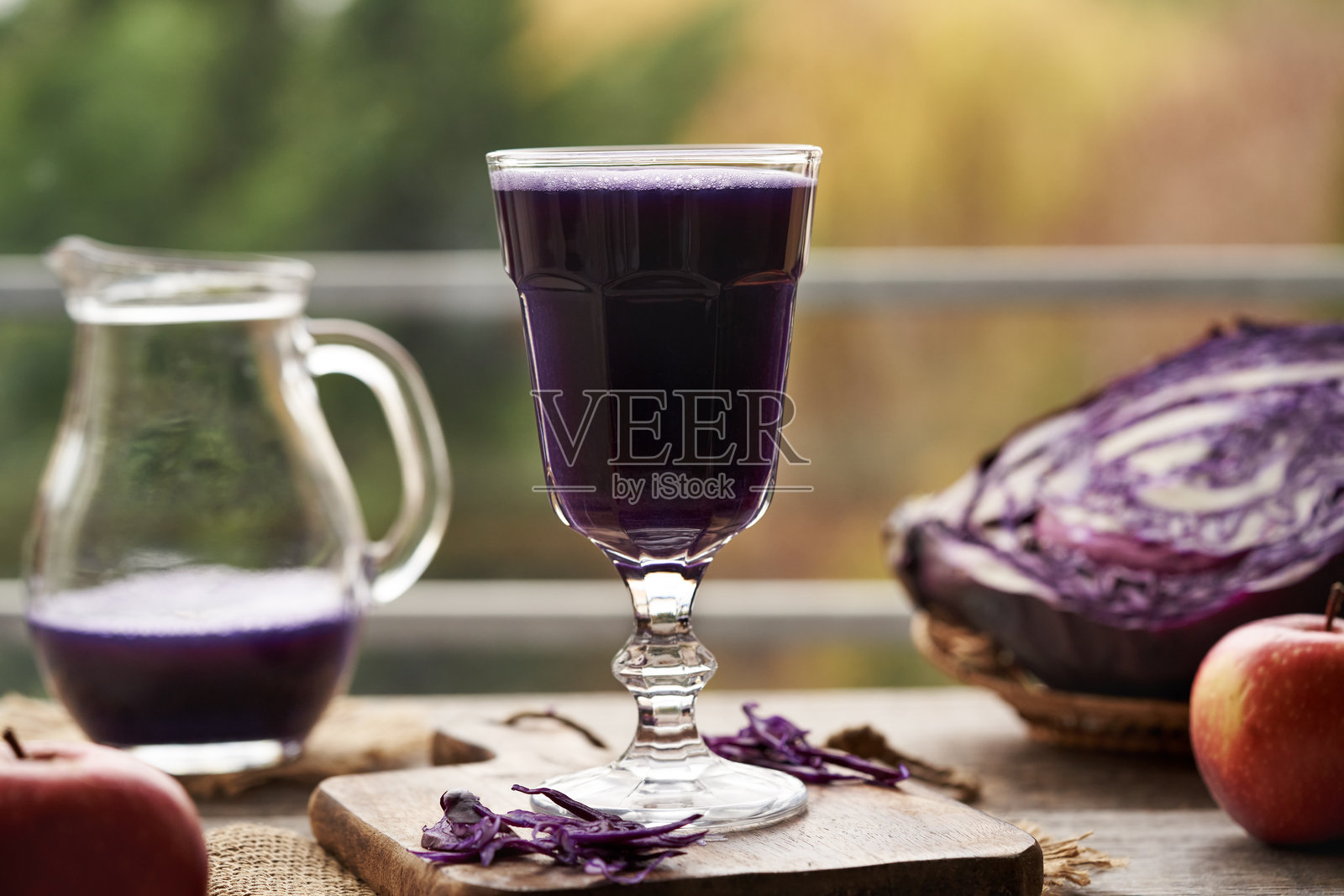 紫甘蓝汁与新鲜苹果在玻璃杯中照片摄影图片