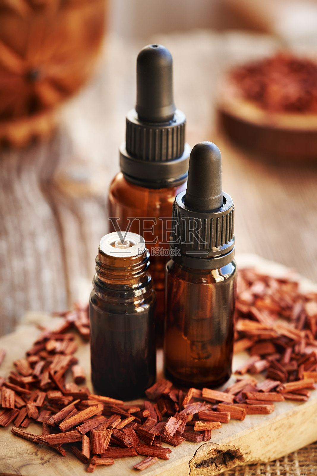 三瓶红檀香的芳香疗法精油照片摄影图片