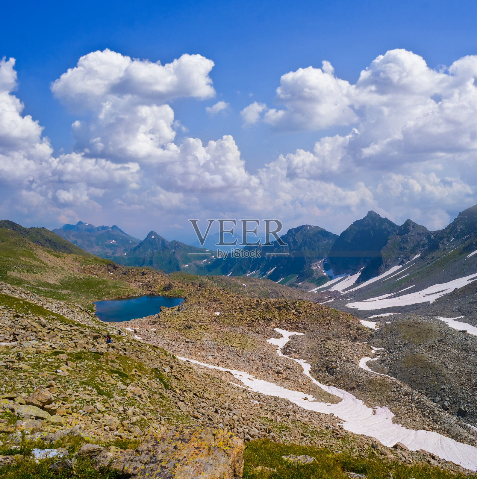绿山谷中一片宁静的小湖泊，蓝天上飘着白云。照片摄影图片
