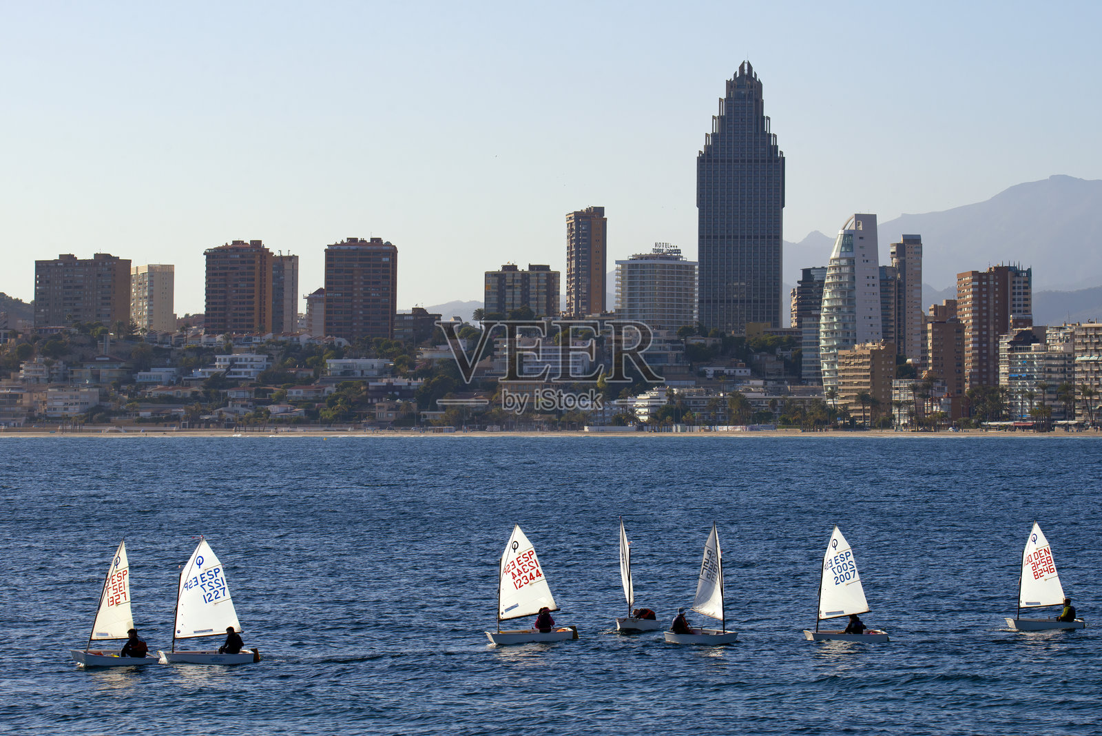 西班牙贝尼多姆市的小帆船航校照片摄影图片