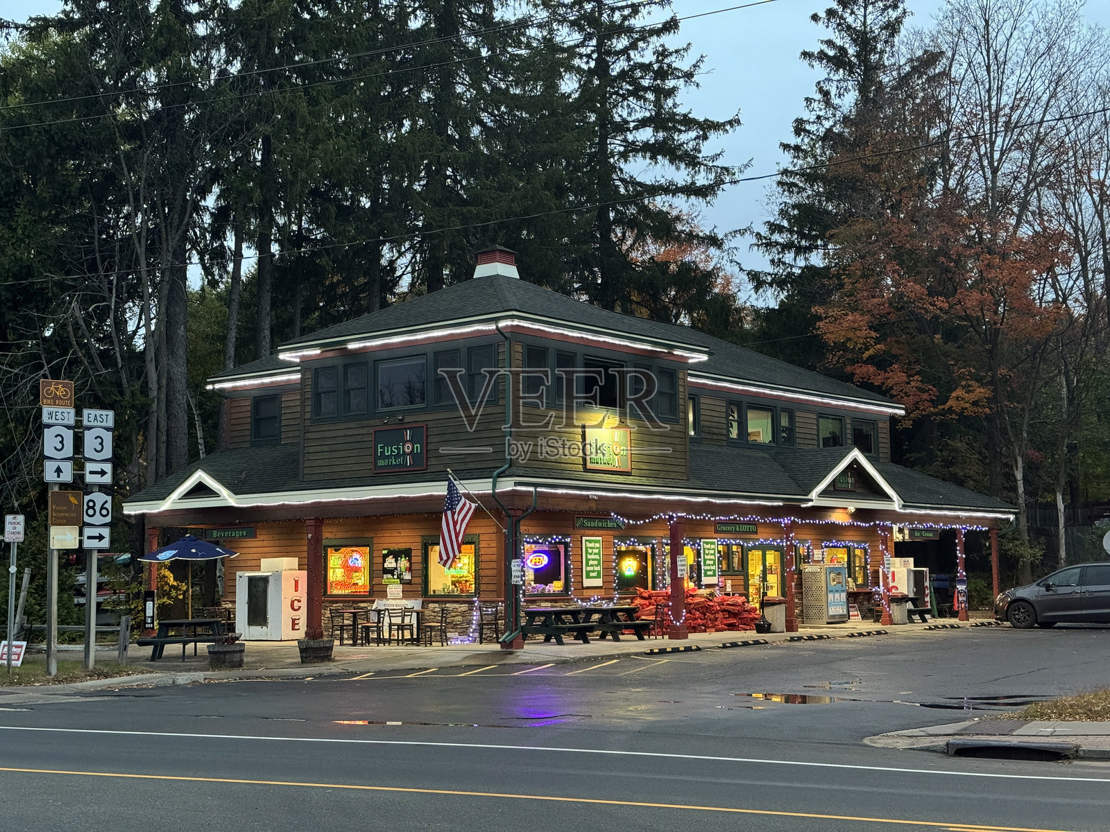 夜晚的萨纳拉克湖融合市场照片摄影图片