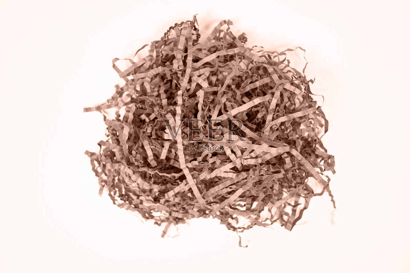 白色背景上特写的撕碎牛皮纸。照片摄影图片