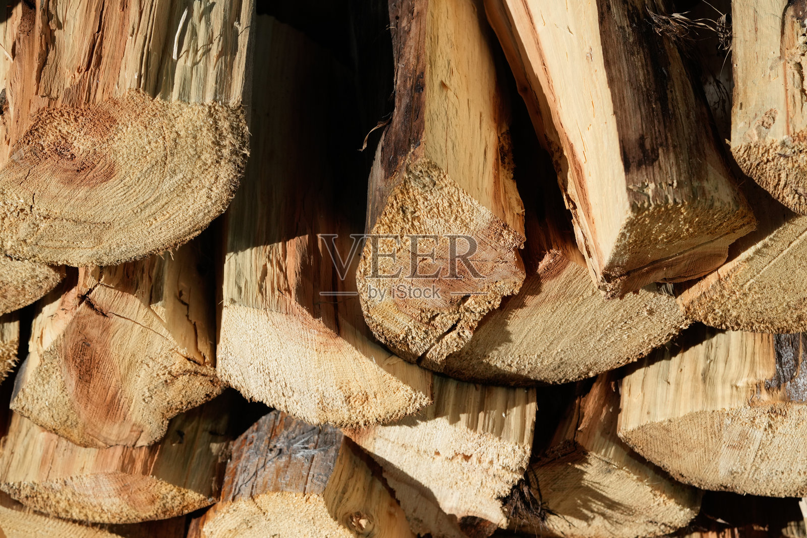 俯视堆叠和调味的柴火照片摄影图片