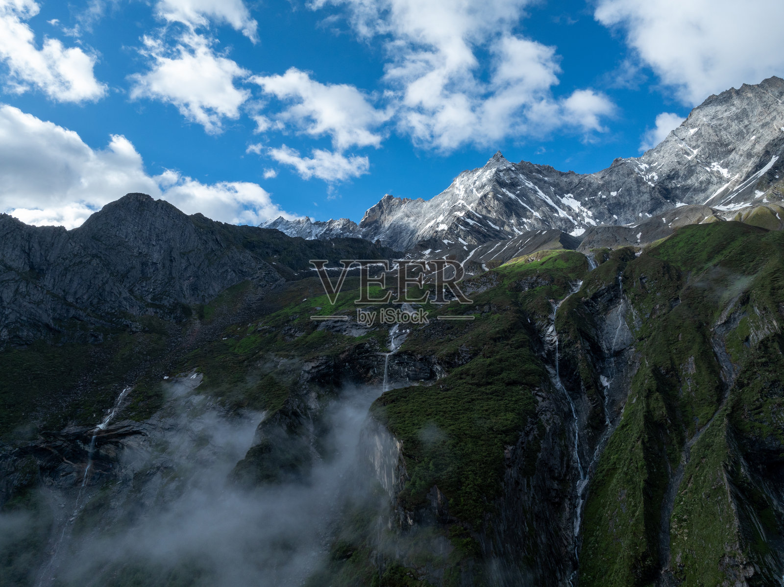 美丽的高海拔雪山和森林景观的鸟瞰图照片摄影图片