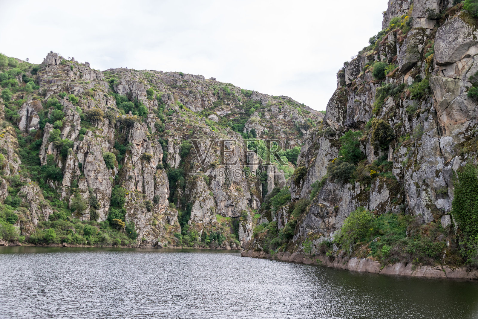 海边悬崖的美丽景色与天空相映成趣照片摄影图片