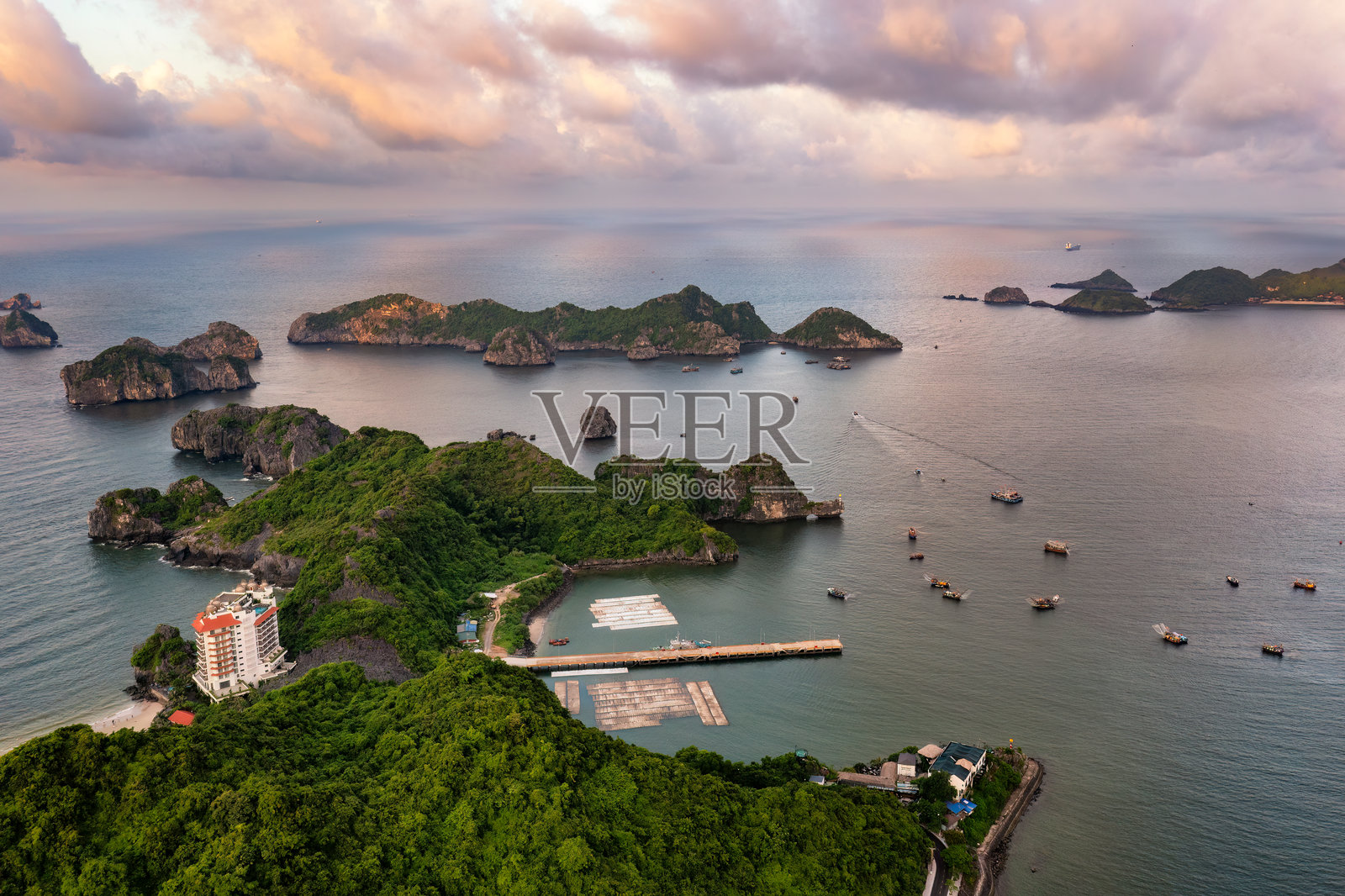 美丽的兰哈湾风景，来自卡巴岛的视角。照片摄影图片