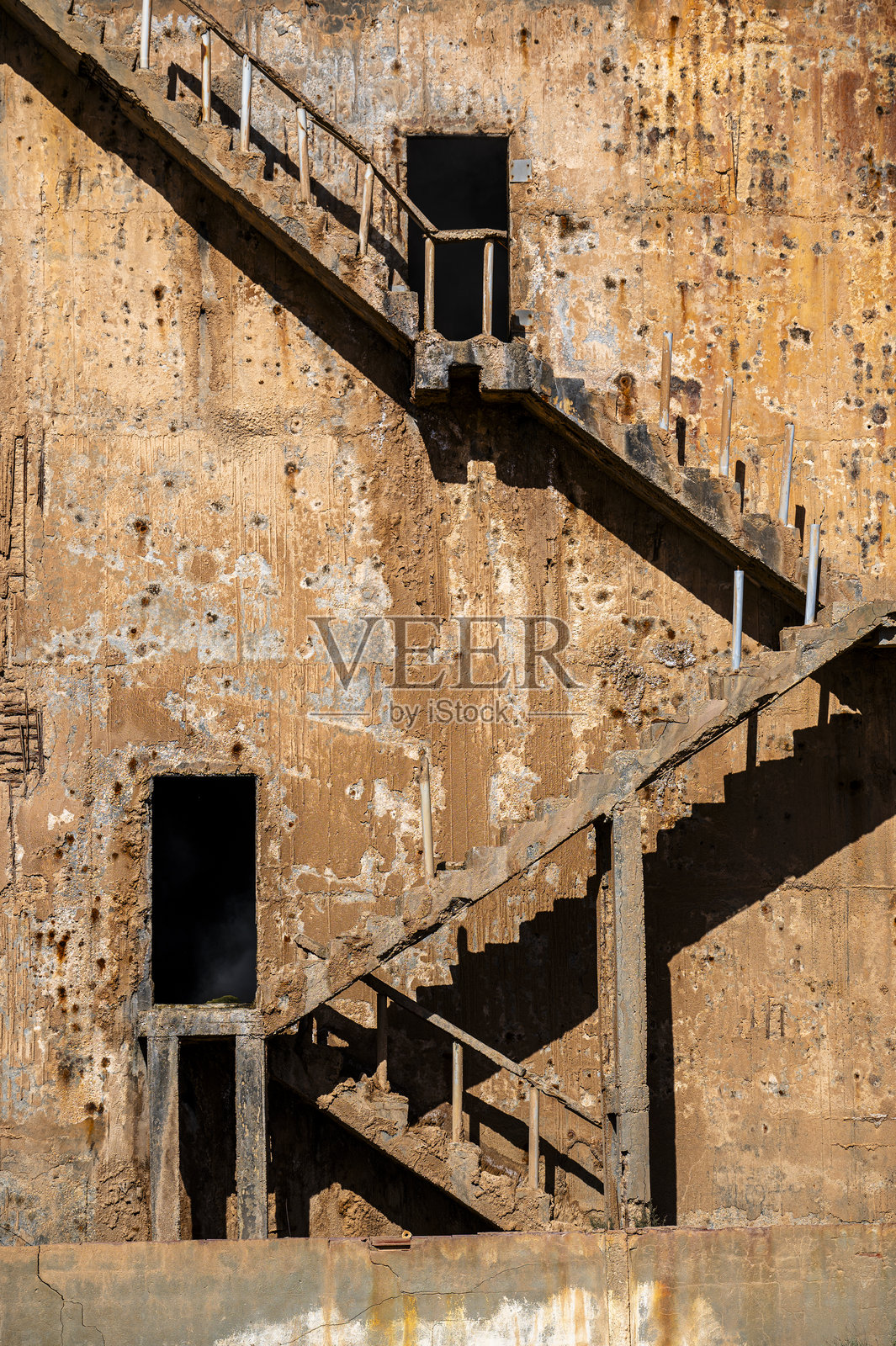 突尼斯撒哈拉沙漠扎维亚绿洲附近的废弃热水井。照片摄影图片