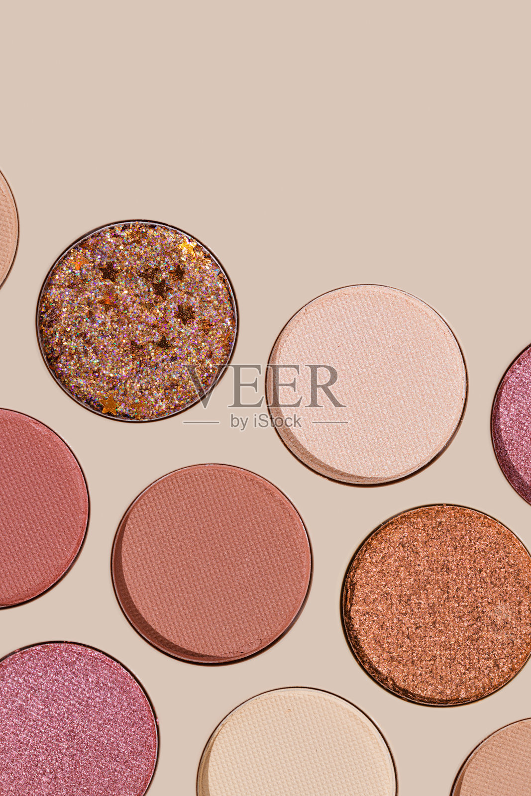 化妆品质感图案，温暖鲜艳色彩的眼影化妆盘，圆形眼影粉色样。女性化妆品和美容产品，审美极简的美容照片，多彩眼影，俯视图。照片摄影图片