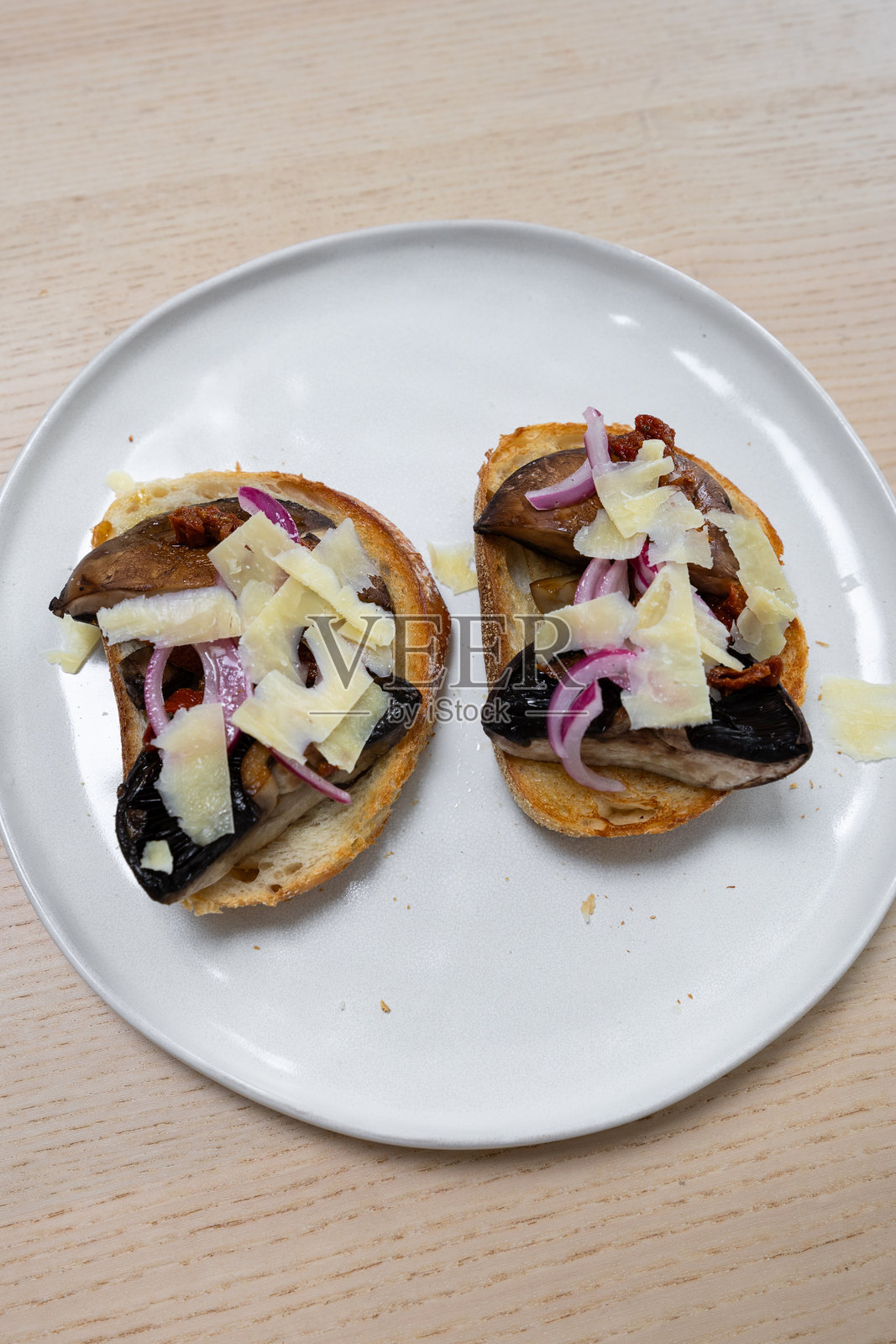 蘑菇吐司照片摄影图片