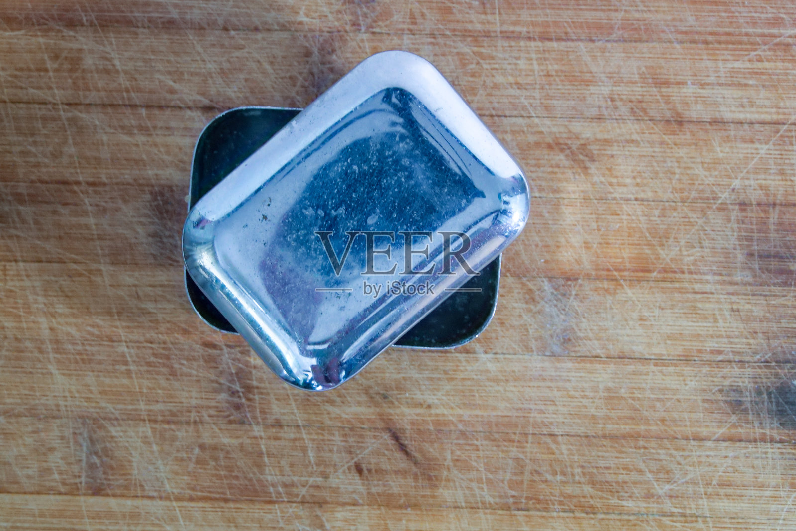 古董复古银色肥皂架，盖子打开，背景为棕色木材照片摄影图片