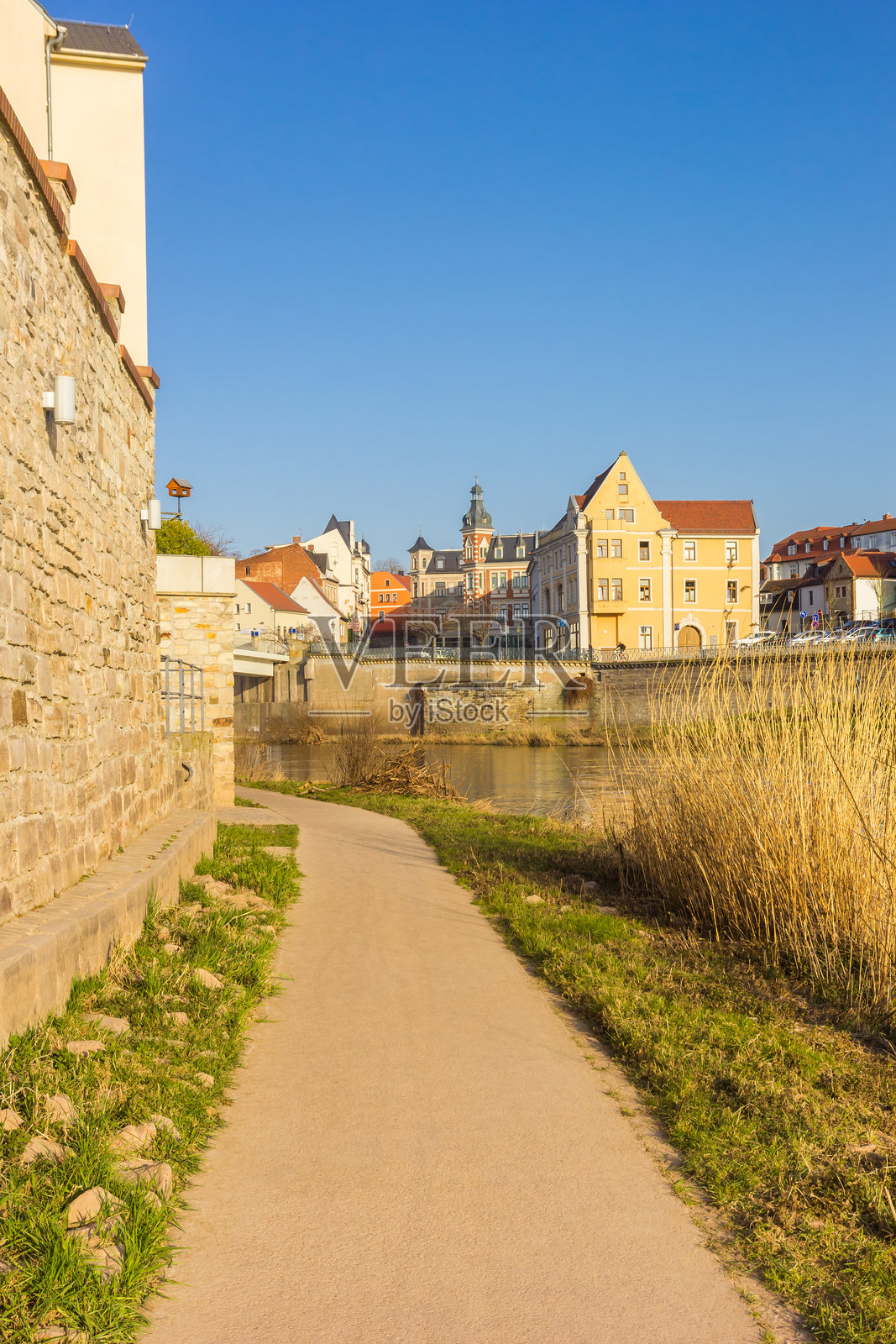 在伯恩堡的萨尔河河岸步道照片摄影图片