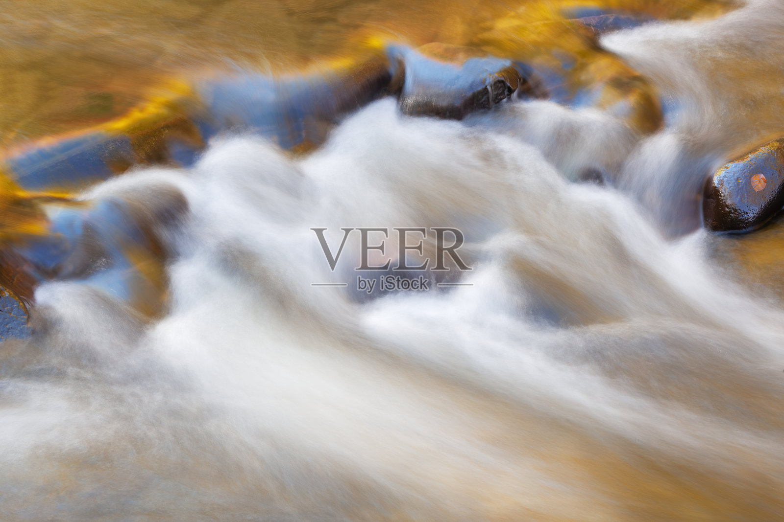 秋天，小河金色的倒影照片摄影图片