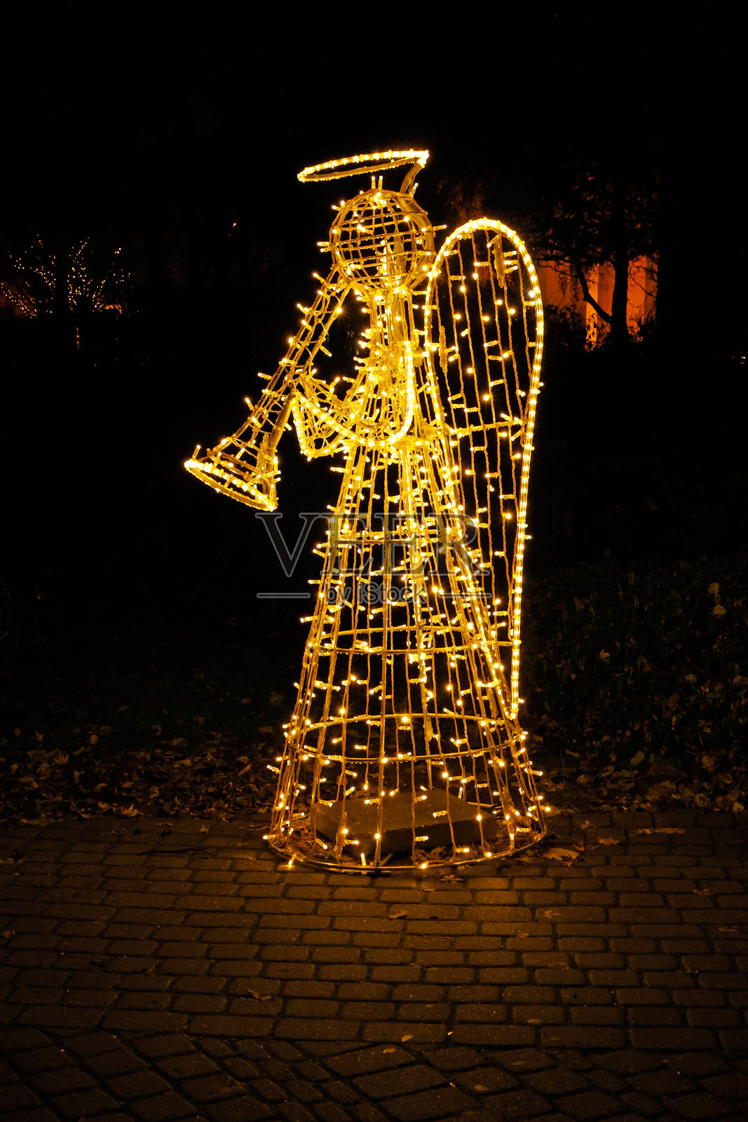 照亮的天使与喇叭 - 神奇的圣诞灯光照片摄影图片