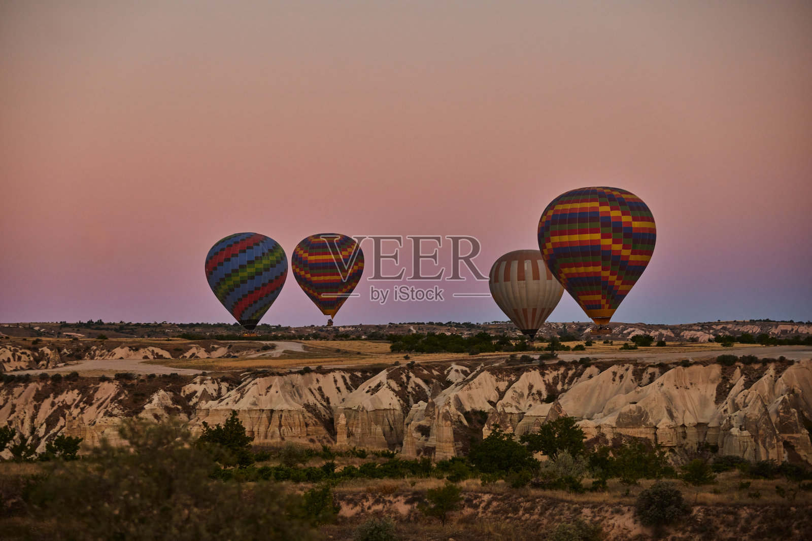 气球在卡帕多奇亚的天空中升起。娱乐和旅游景点。壮观的景象。照片摄影图片