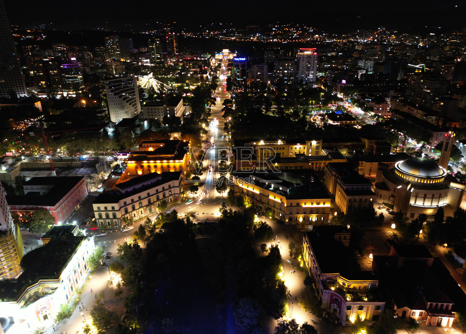 阿尔巴尼亚首都地拉那的夜间空中视图照片摄影图片