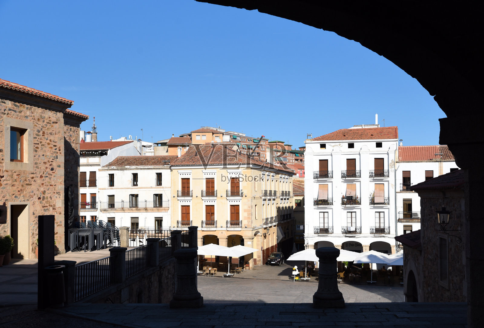 从星星拱门（Arco de la Estrella）俯瞰卡塞雷斯（西班牙）的市政广场（Plaza Mayor）照片摄影图片