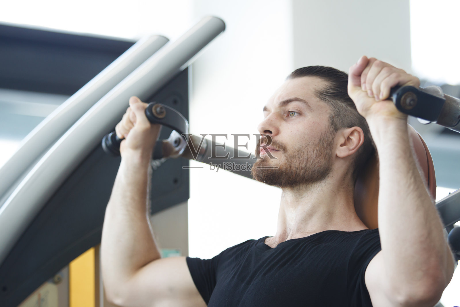 运动员正在进行力量训练。照片摄影图片