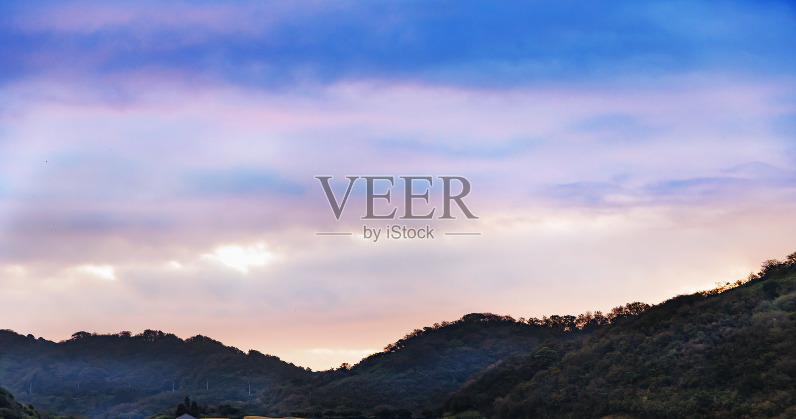 从山顶看到的美丽日出照片摄影图片