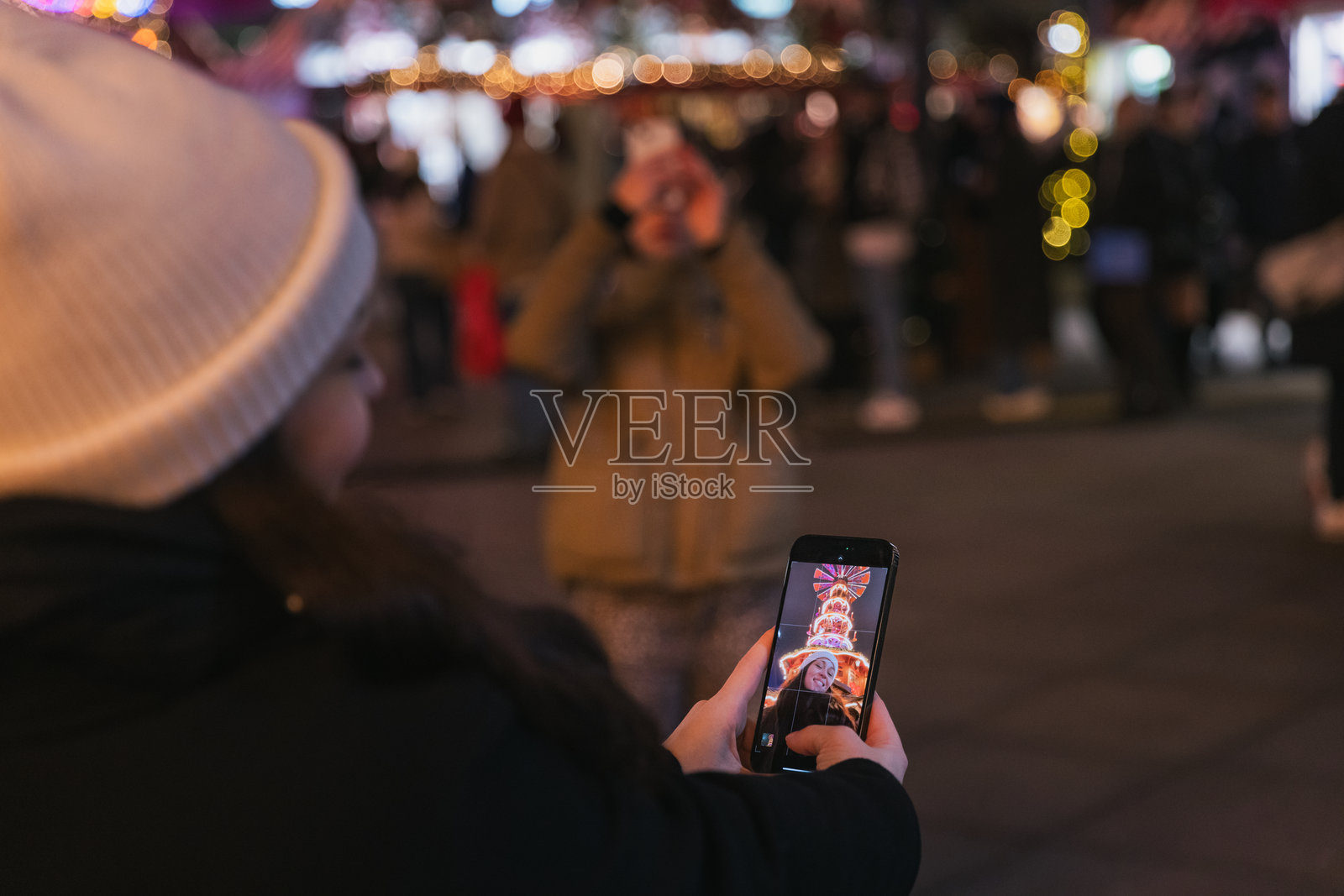 在柏林市场前的圣诞树前快乐自拍照片摄影图片
