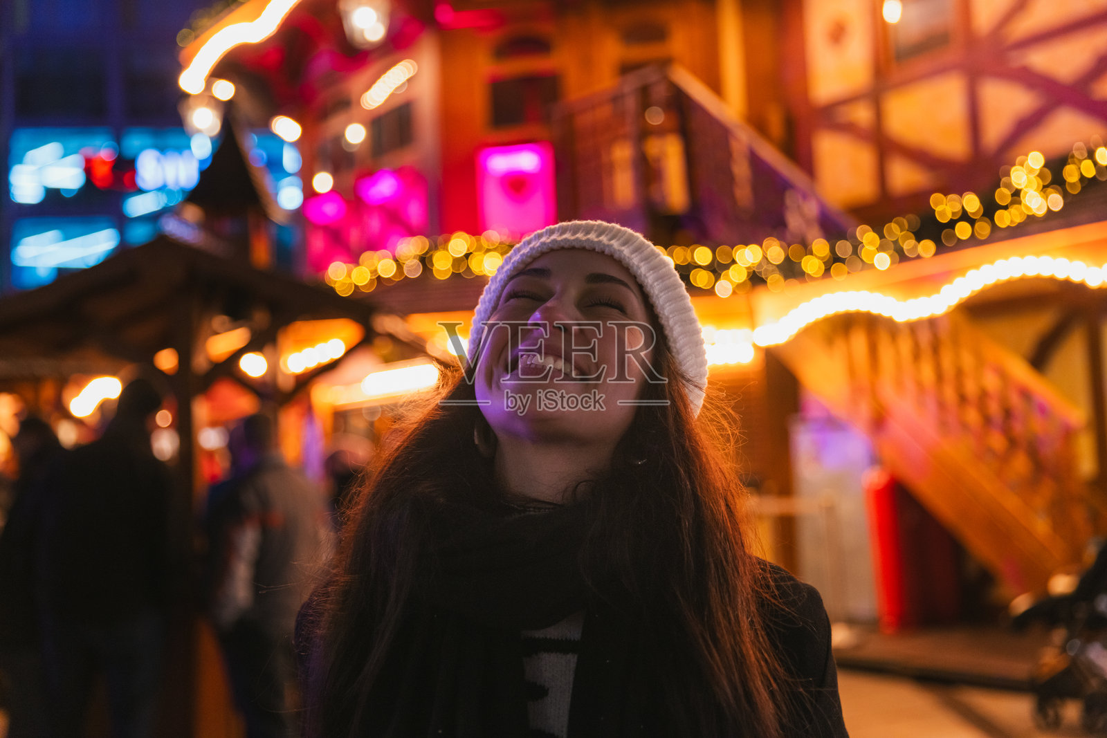 快乐的微笑 - 圣诞市场上年轻女性的肖像照片摄影图片