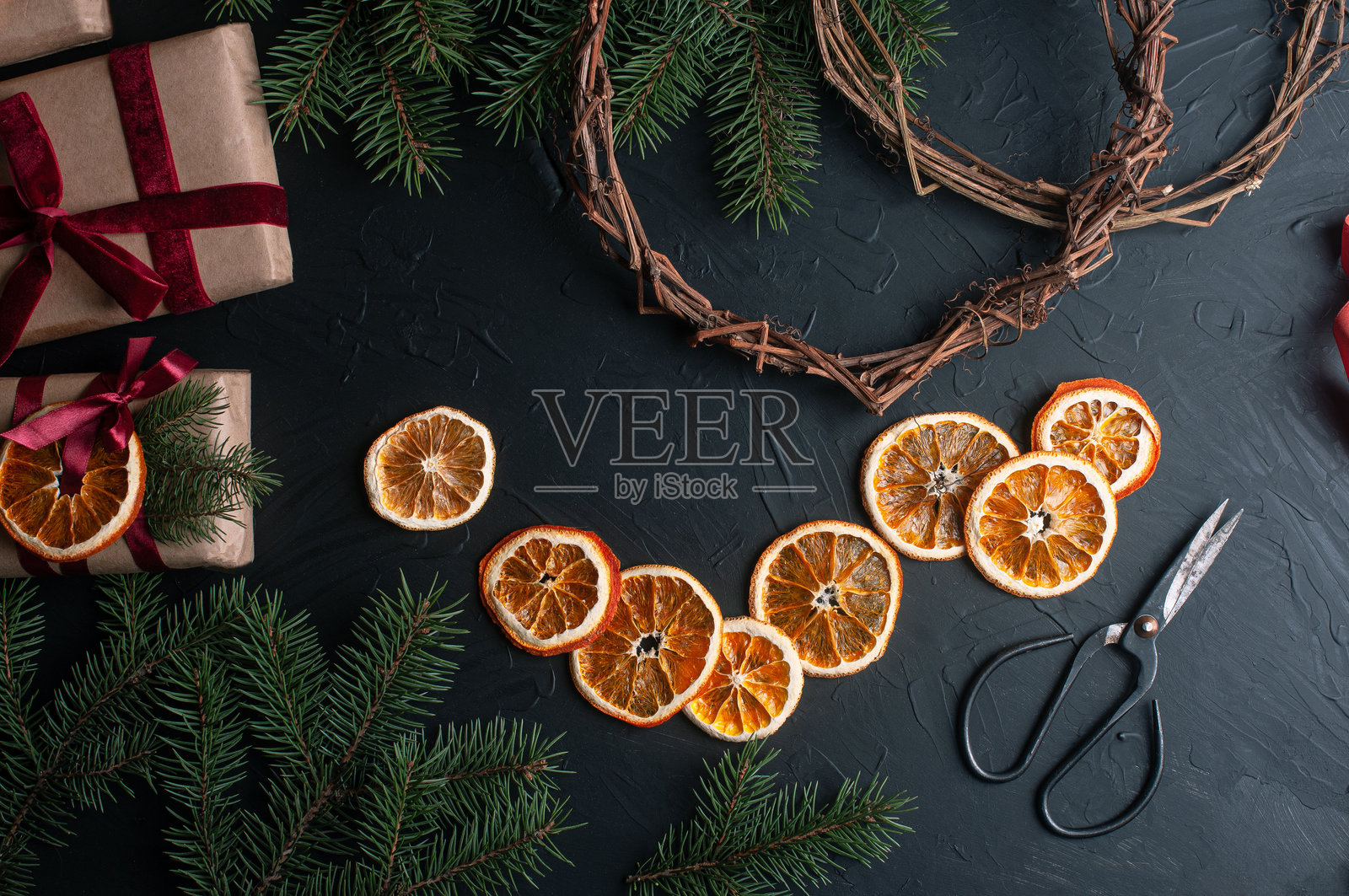 黑色背景上的圣诞装饰和礼物平铺俯视图照片摄影图片