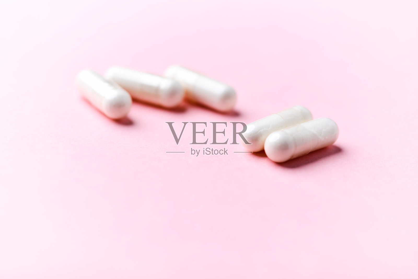 生物素胶囊。明亮的背景。柔和的焦点。特写。留白。照片摄影图片