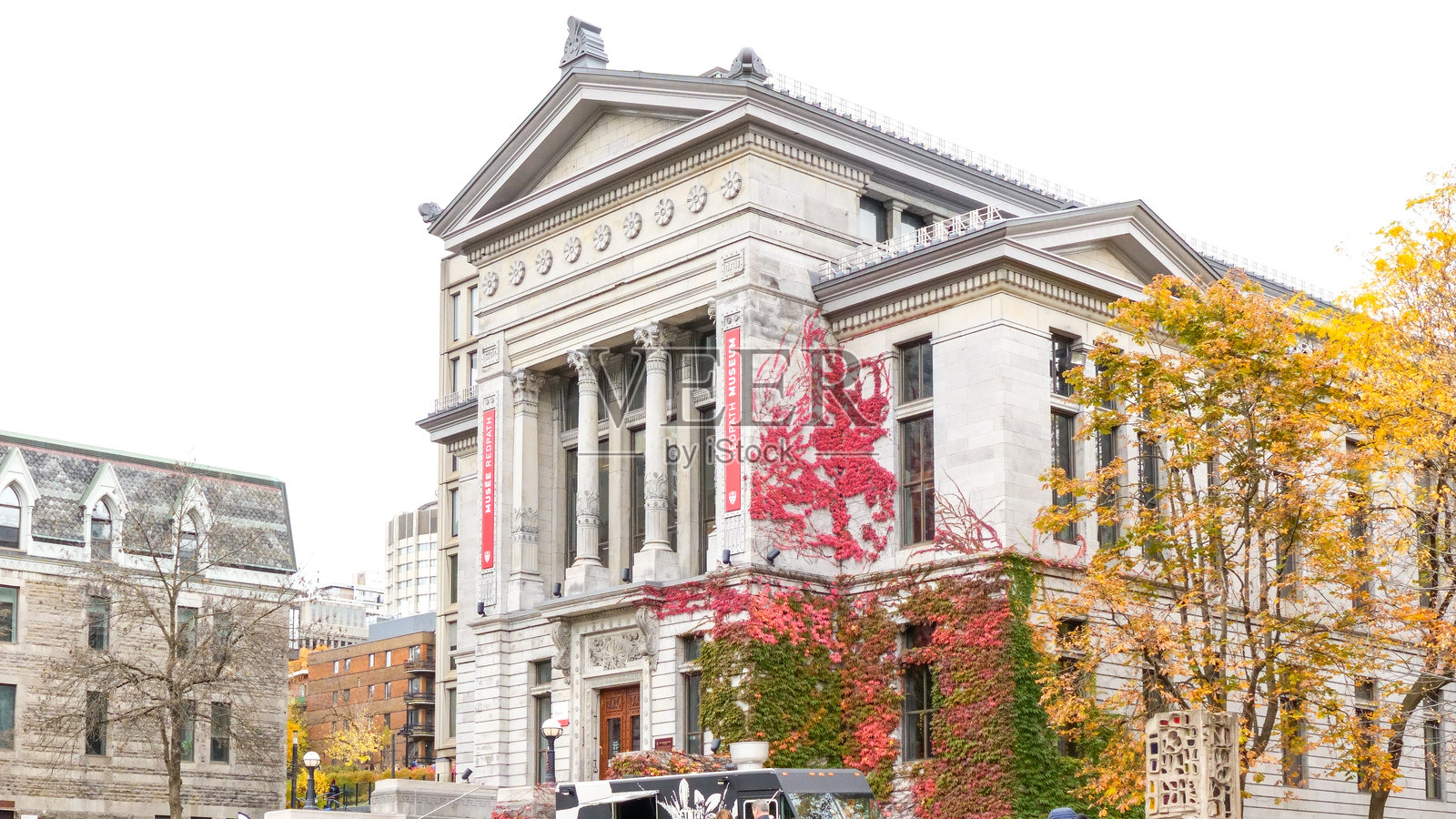 麦吉尔大学历史建筑的侧面外观，配有大型柱子和宏伟的楼梯。照片摄影图片