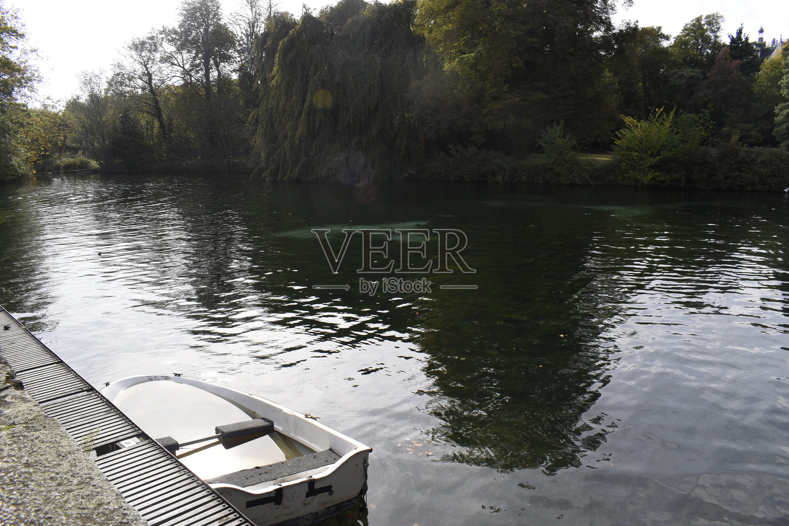 瑞士日内瓦市附近的维尔索伊镇美丽湖泊。照片摄影图片