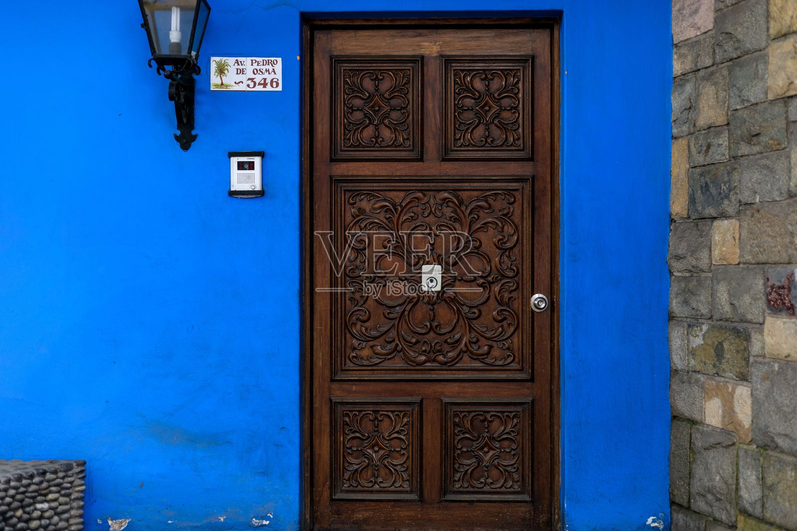 利马巴兰科蓝色墙壁上的雕刻木门照片摄影图片
