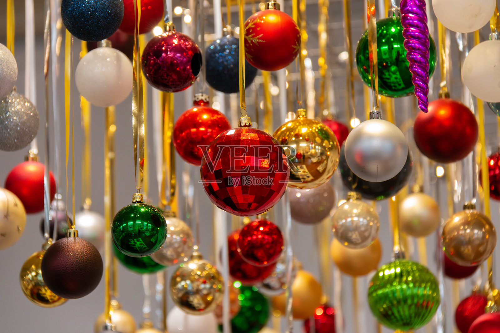 节日期间夜晚的圣诞球和装饰球照片摄影图片