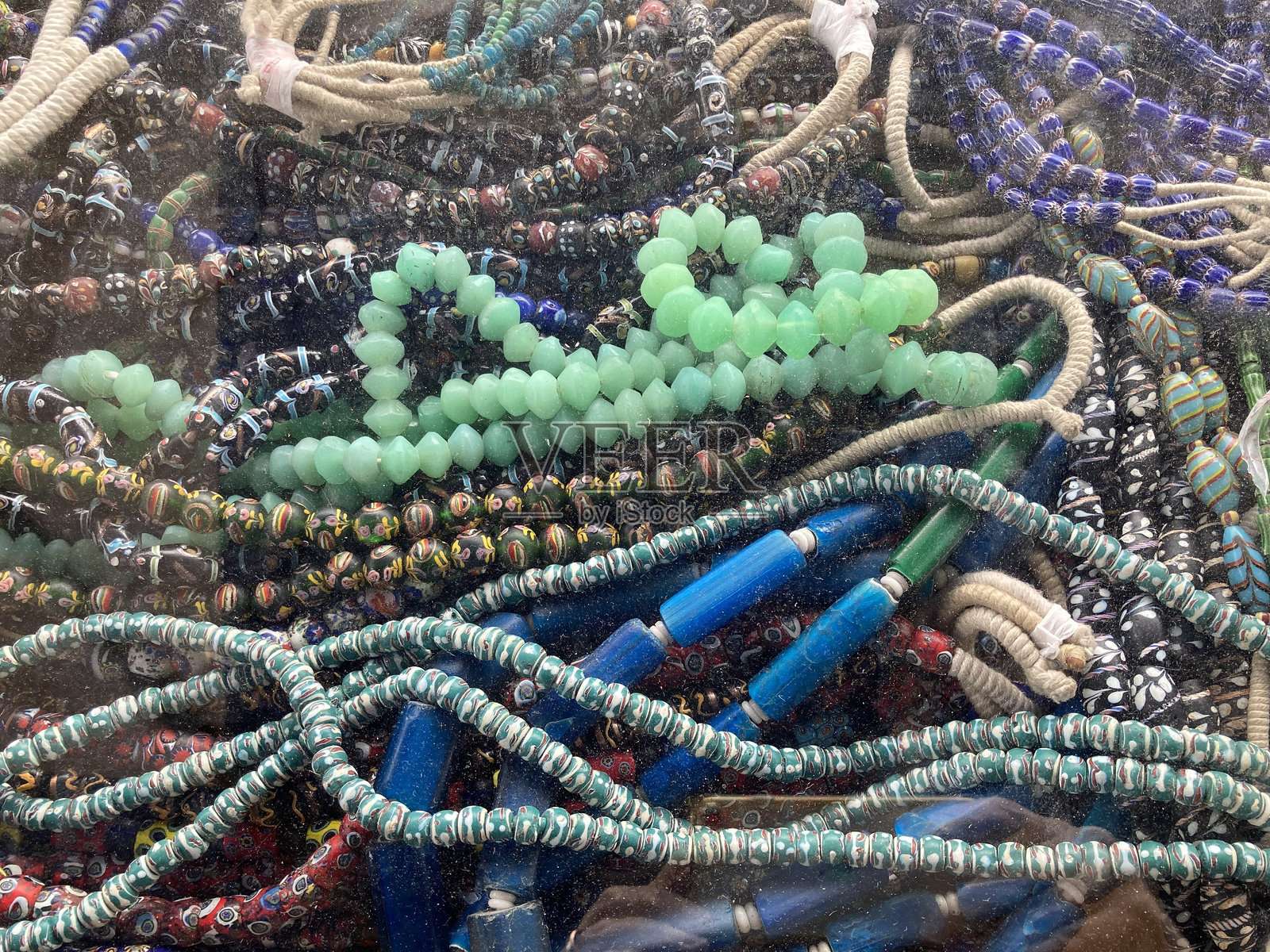 在图森宝石展上丰富展示的非洲珠子出售照片摄影图片