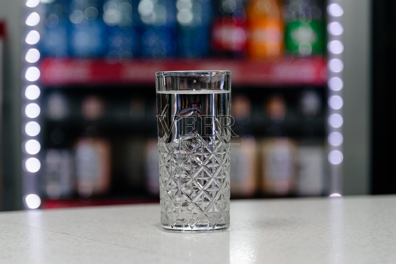 酒吧台上的一杯水照片摄影图片