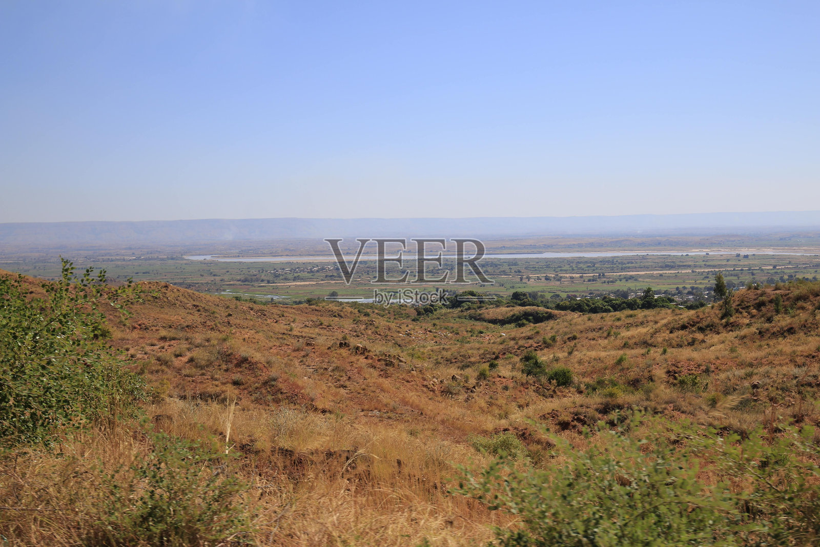 马达加斯加宁静的乡村风景与远处的山脉照片摄影图片