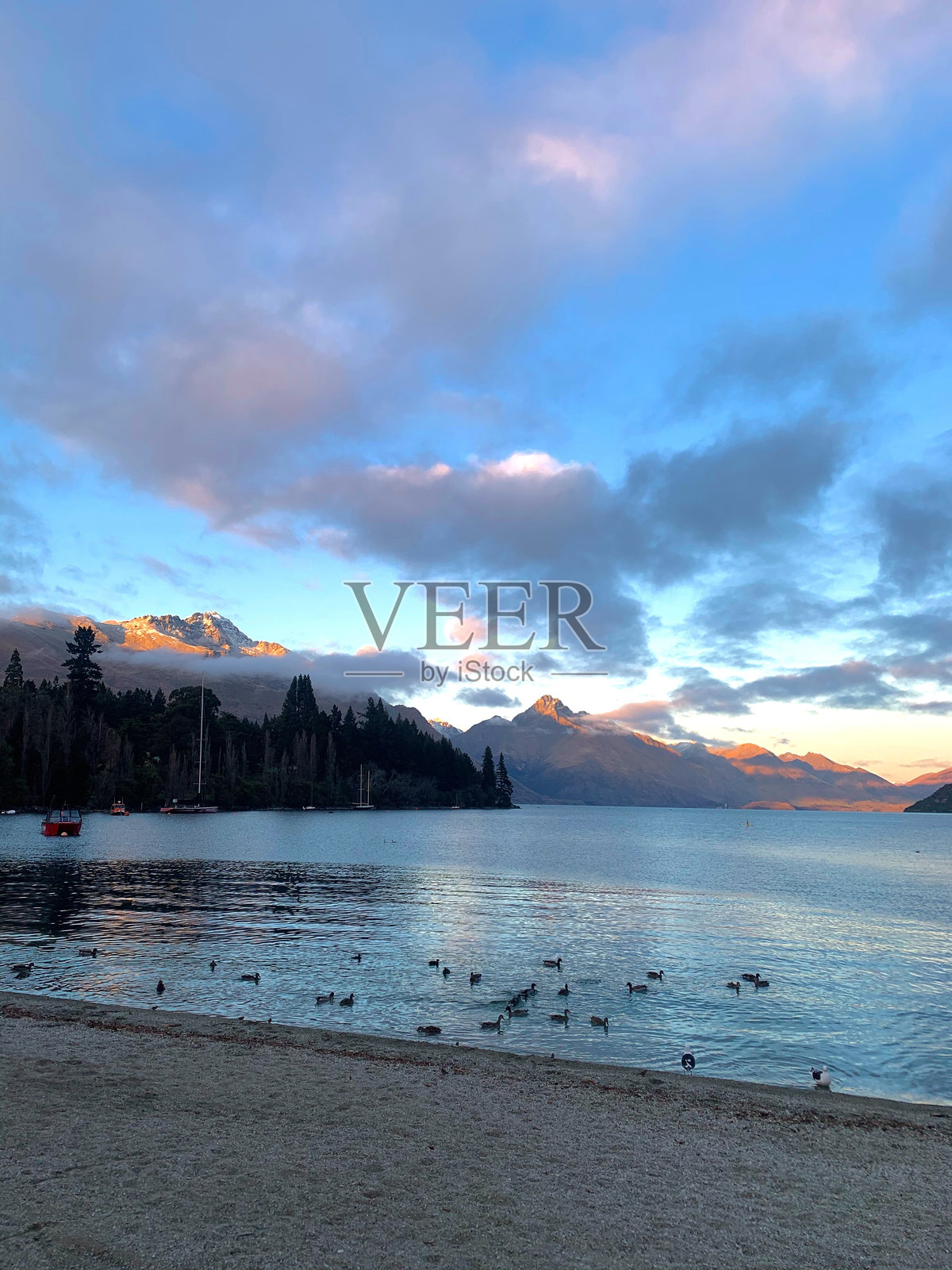 清晨的美丽皇后镇湖景，山脉环绕，湖水宁静。照片摄影图片