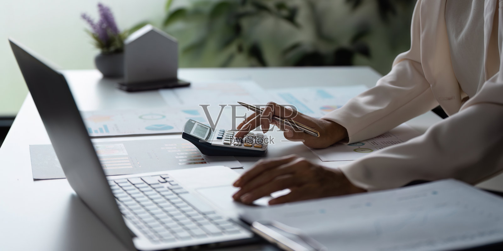 专业商务工作空间，配有笔记本电脑、计算器和财务规划与分析文件照片摄影图片