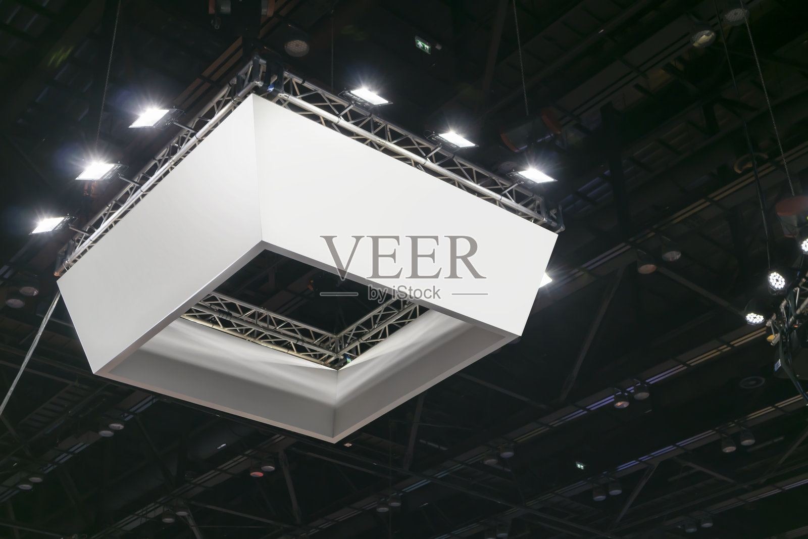 悬挂在天花板上的大型品牌标志展示展览。悬挂大型品牌标志以传达品牌形象。照片摄影图片