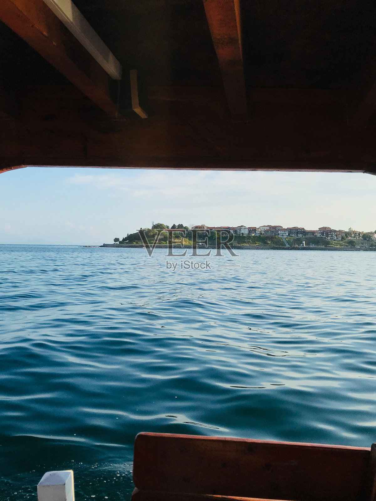 从船的木甲板上俯瞰风景如画的海滨小镇。保加利亚，内塞巴尔。照片摄影图片