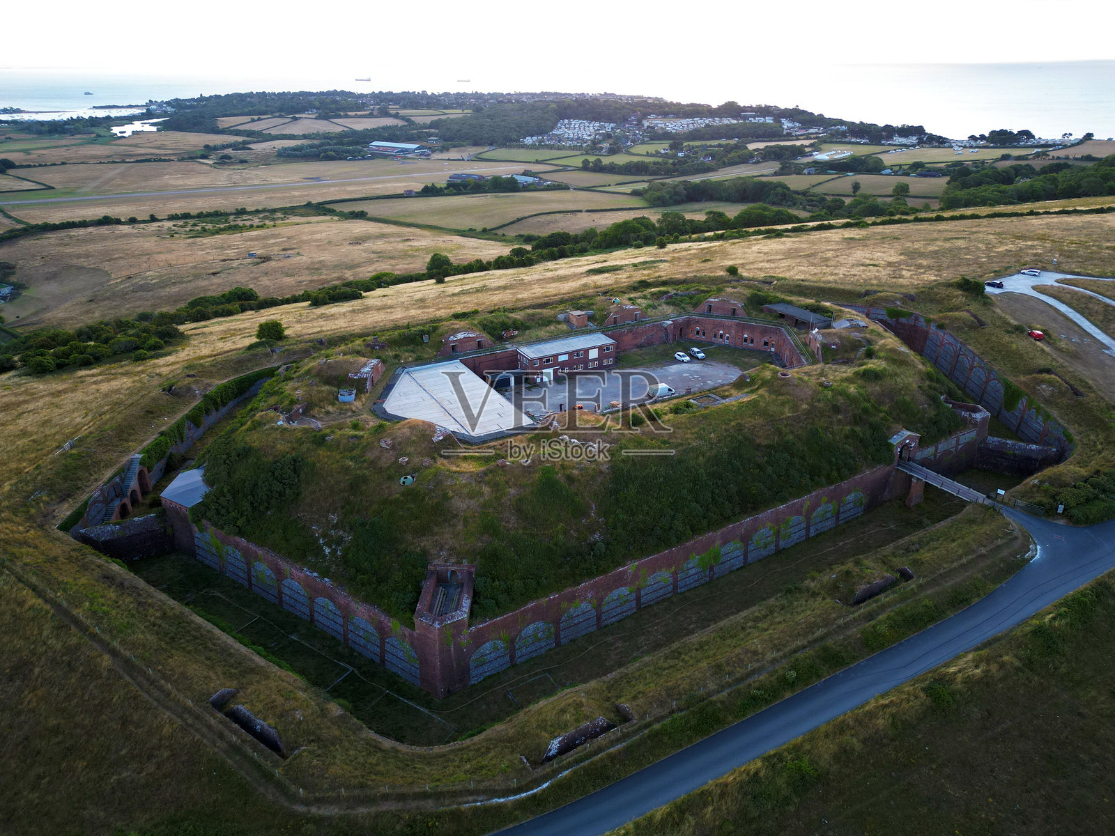 在温莎岛的卡尔弗山上，历史悠久的防御工事在晴朗的天空下俯瞰。照片摄影图片