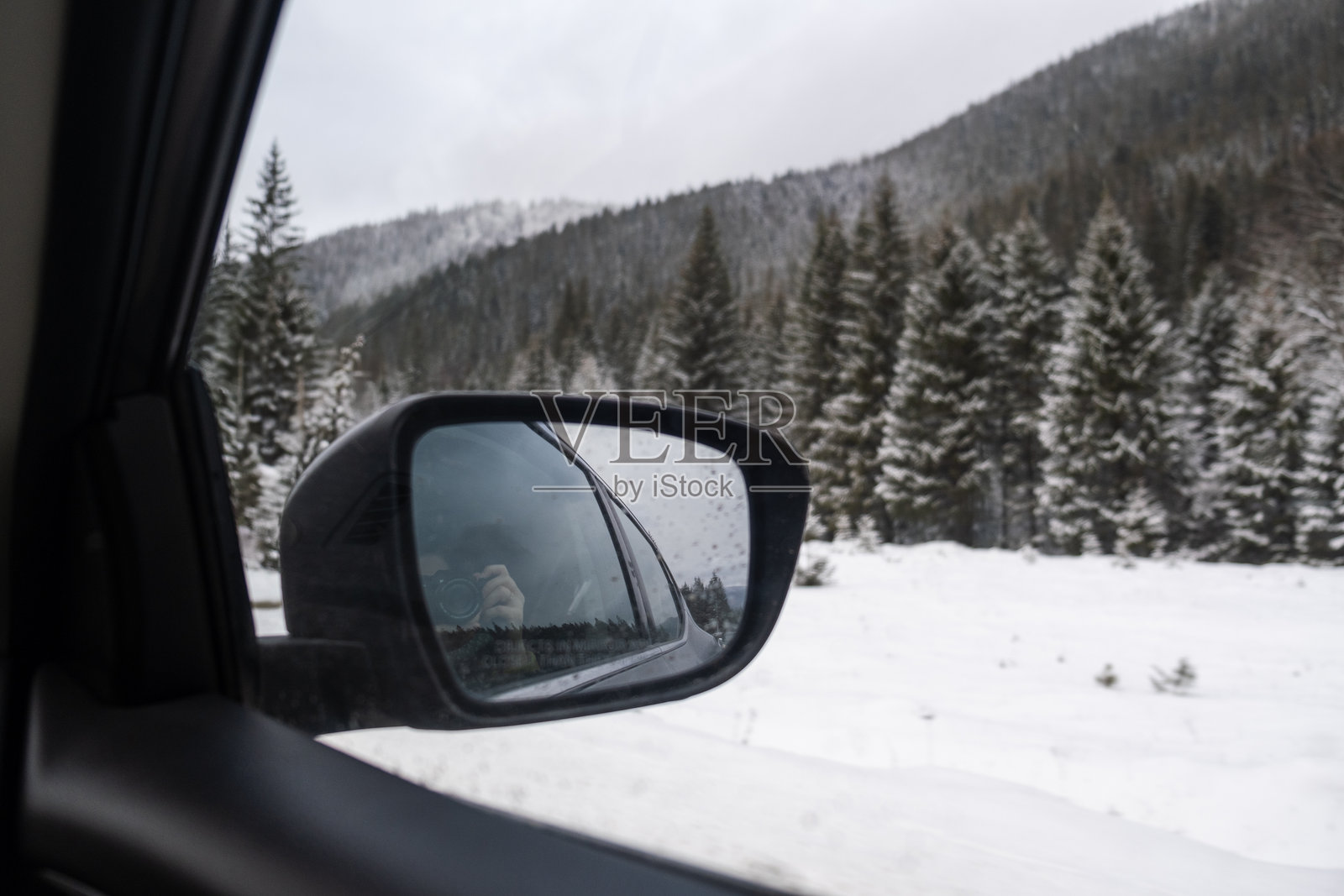 冬季公路旅行与雪景美景照片摄影图片