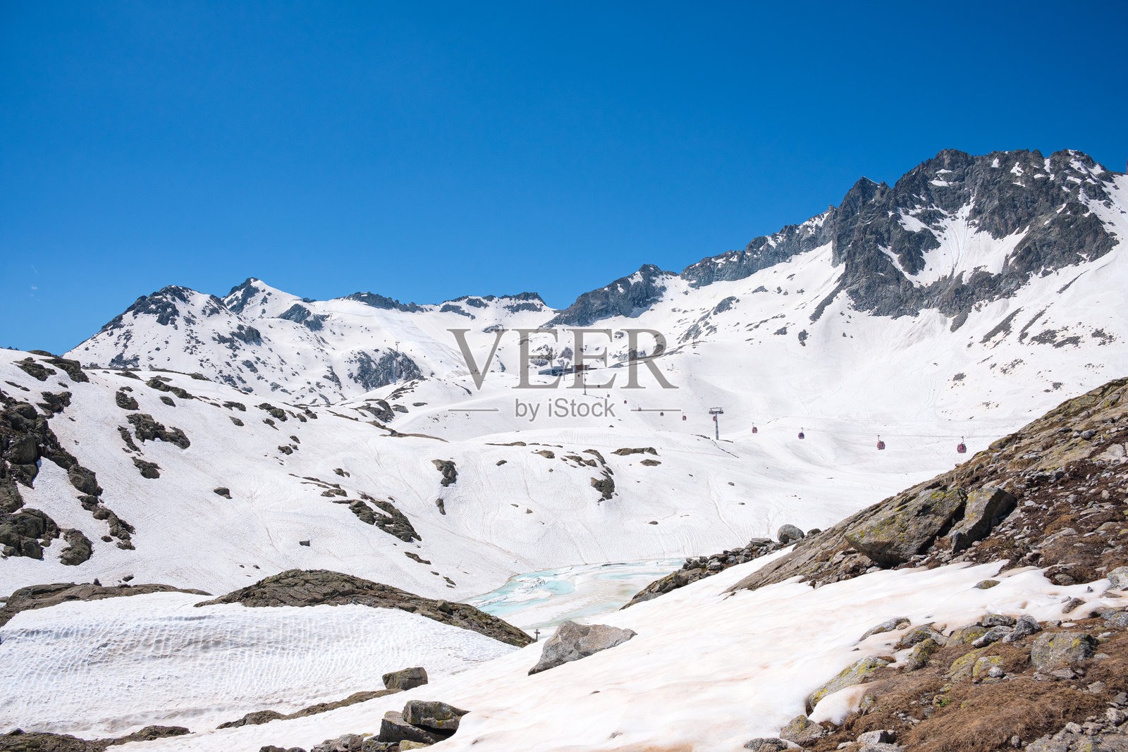 意大利维尔米利奥附近的雪山展现了令人惊叹的冬季风光和蓝天照片摄影图片