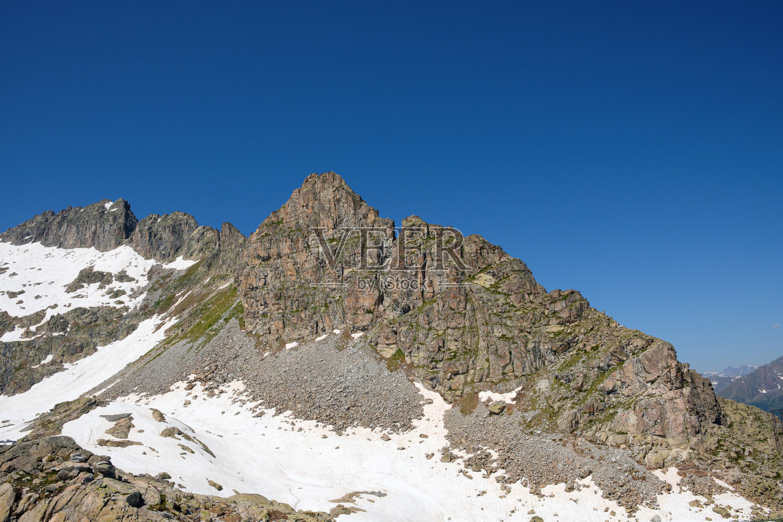 意大利维尔米利奥附近的雄伟山峰，展现自然之美和晴朗的天空照片摄影图片