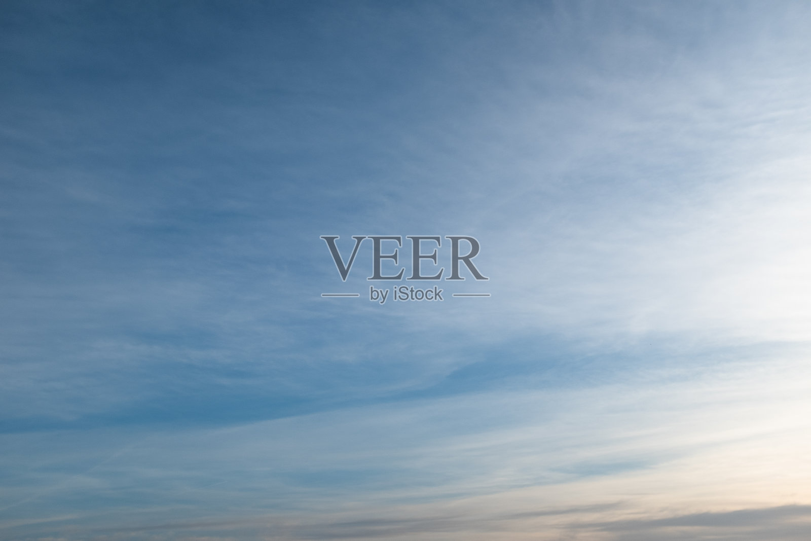 宁静的蓝天：极简自然景观。适合自然爱好者、旅游网站或放松与宁静的背景。高质量摄影。照片摄影图片