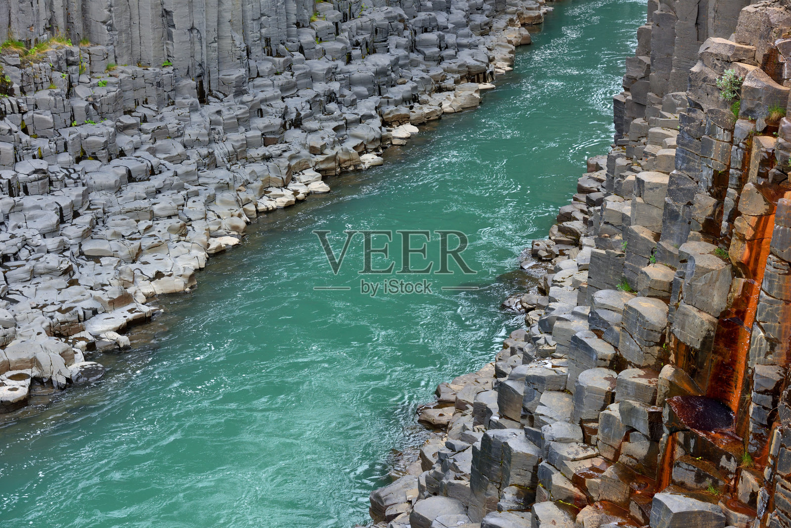 东冰岛的斯图德拉基尔玄武岩峡谷照片摄影图片