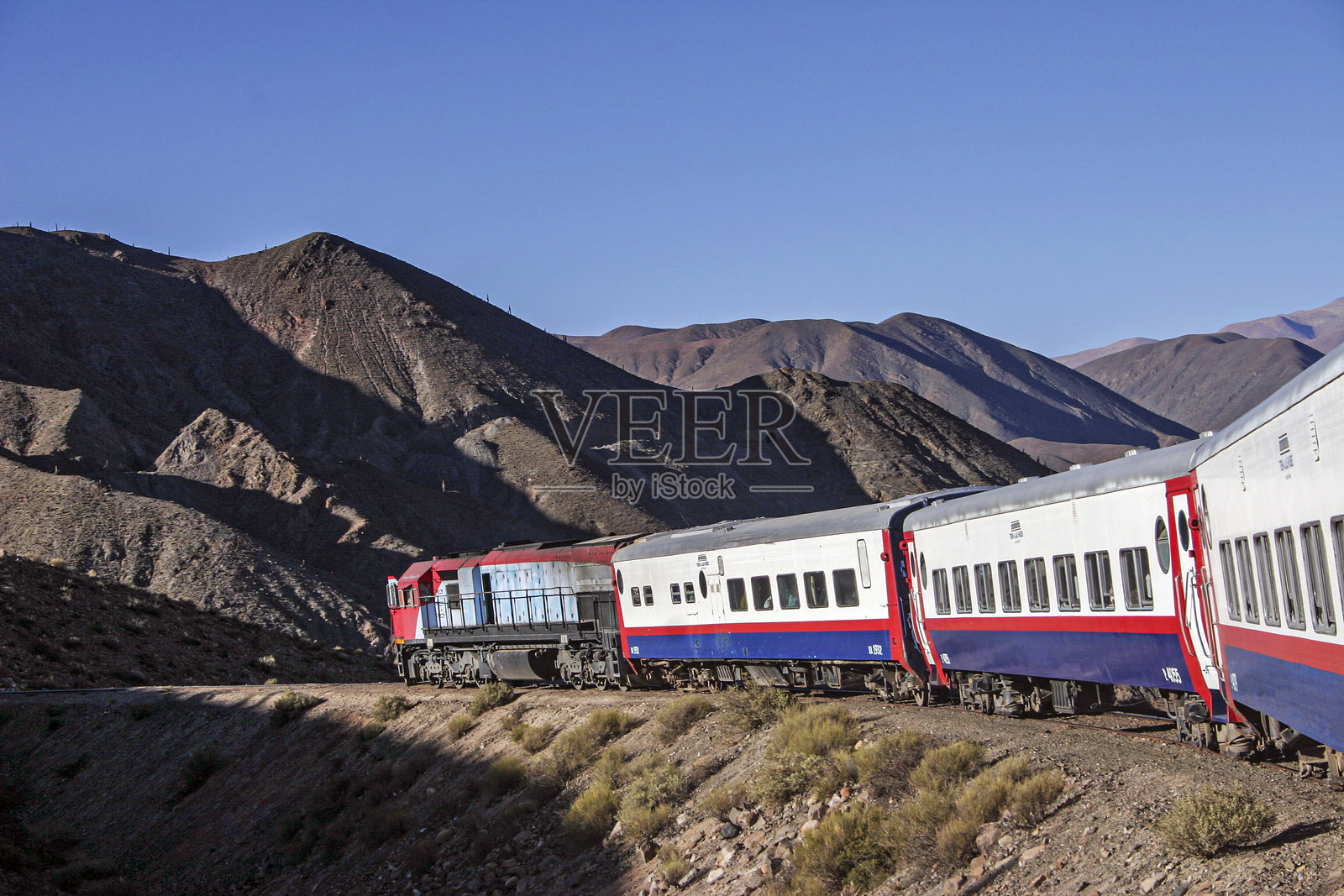 穿越安第斯山脉的火车照片摄影图片